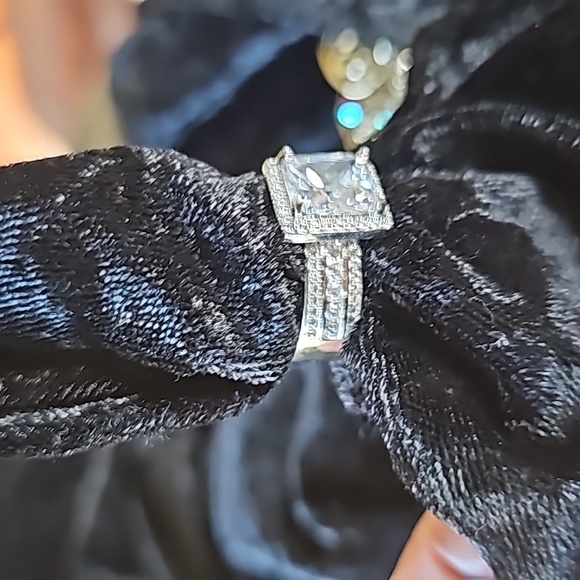 Ladies BEAUTIFUL Rinestone Earrings and a Ring size 6 925 Silver with a cz .... - Picture 10 of 11